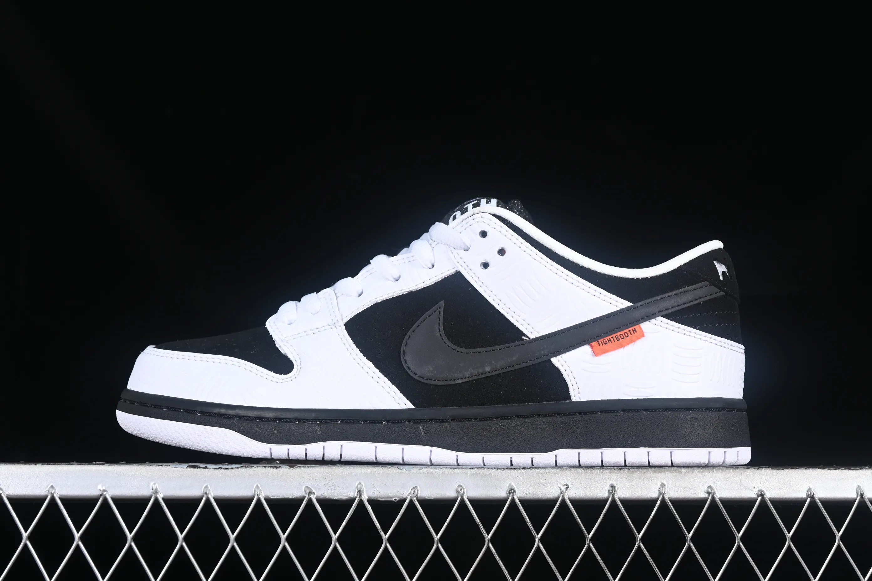 All categories Nk SB Dunk series Nk SB Dunk Low low-top sneakers Z version Tightbooth x Nk SB Dunk joint model Reverse Panda SB low-top casual sports skateboard shoes FD2629-100